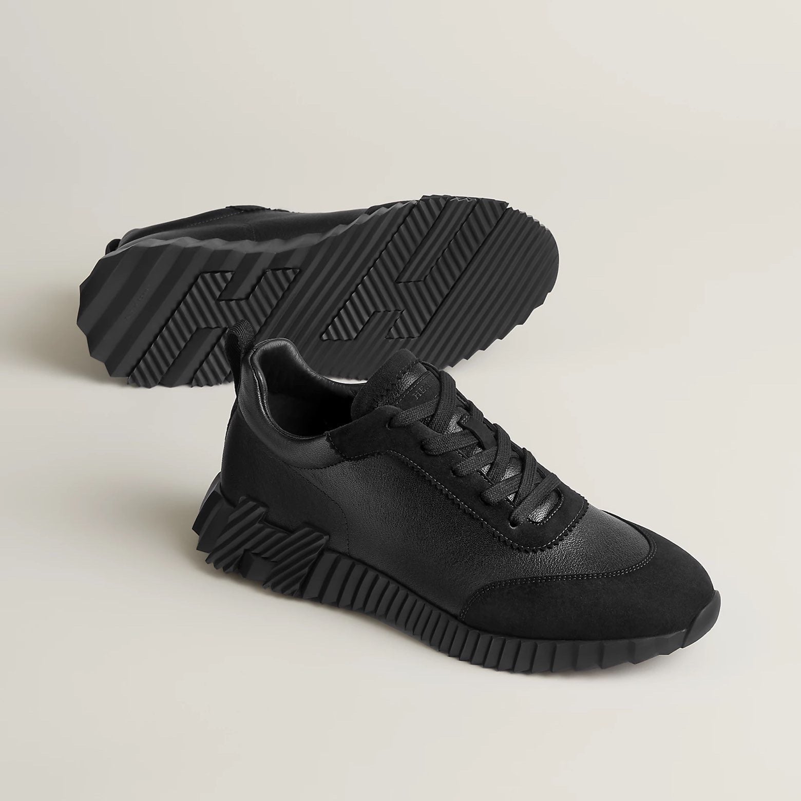 Sneakers Bouncing All Black