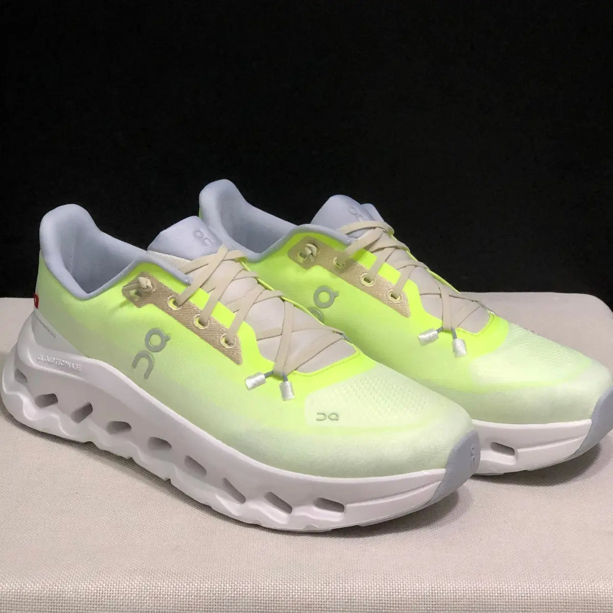 Cloudtilt - Lime Ivory